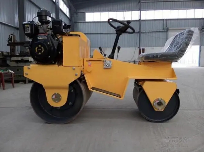 小型壓路機進行土方或油面壓實作業發揮的作用