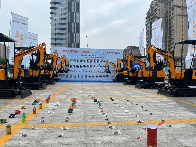 山東海拓集團創新融合打造“不一樣”挖機展，親子互動涂鴉藝術引爆愛琴海